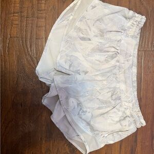 light grey/white patterned lulu hotty hot shorts SIZE:4